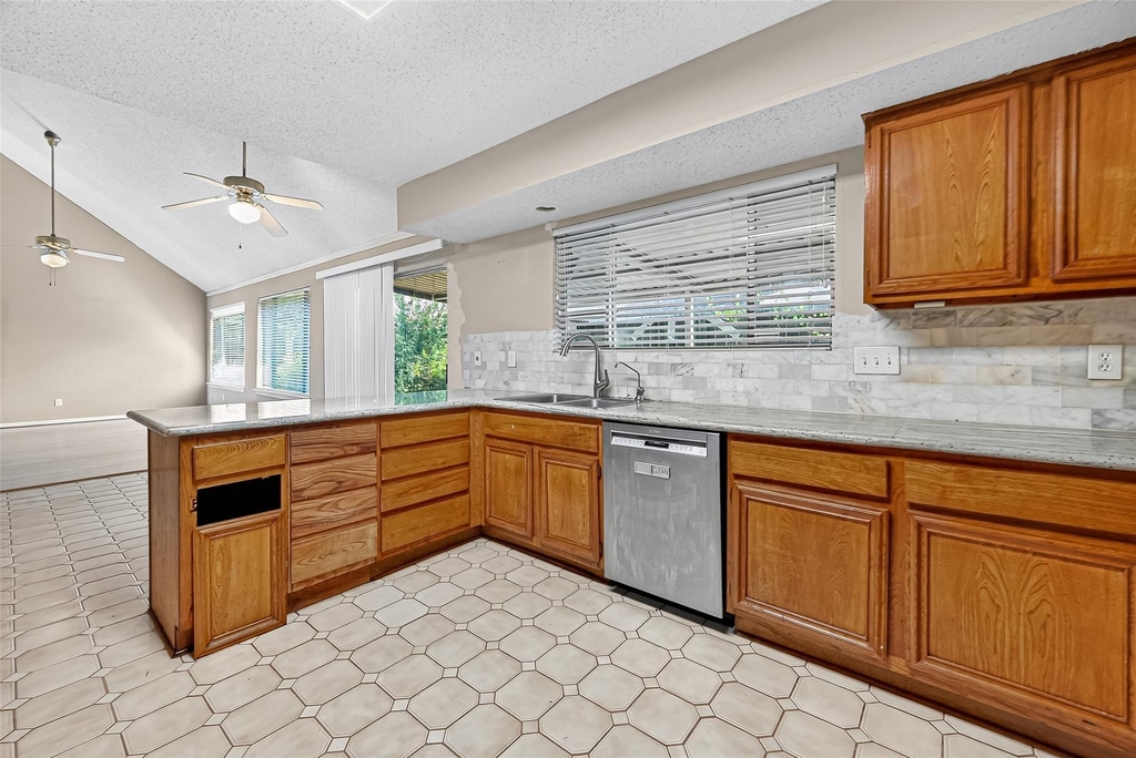 1535 Beaconshire Road - Photo 3