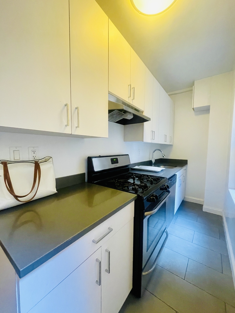 W 55th Street - Photo 10