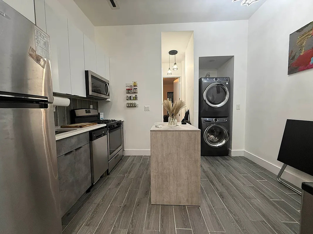 640 Kosciuszko Street - Photo 0