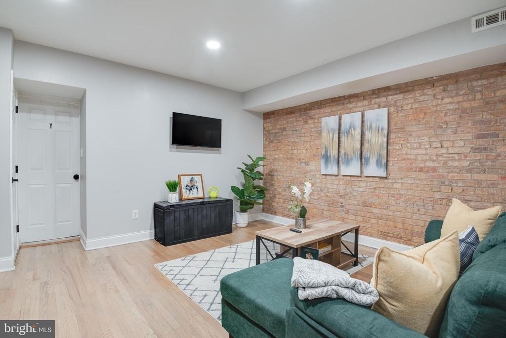 1255 Raum Street Ne - Photo 3