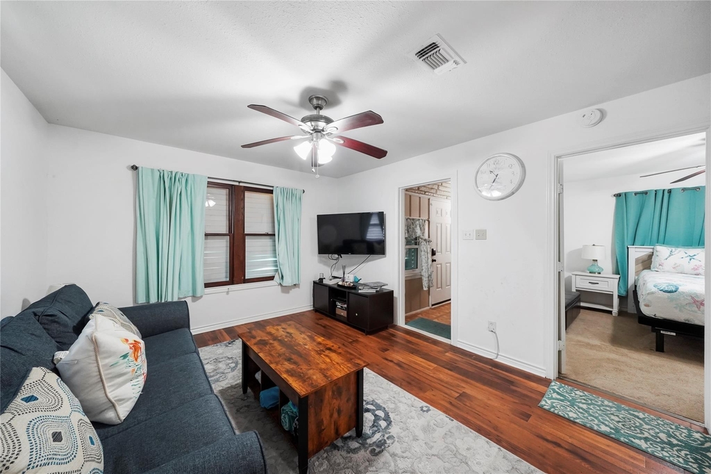 6120 Avenue Q 1/2 - Photo 5