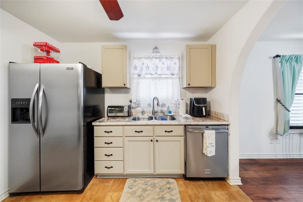 6120 Avenue Q 1/2 - Photo 10