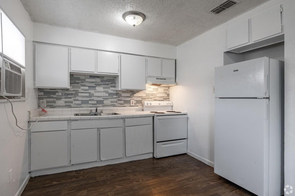 1010 Behmann St - Photo 9
