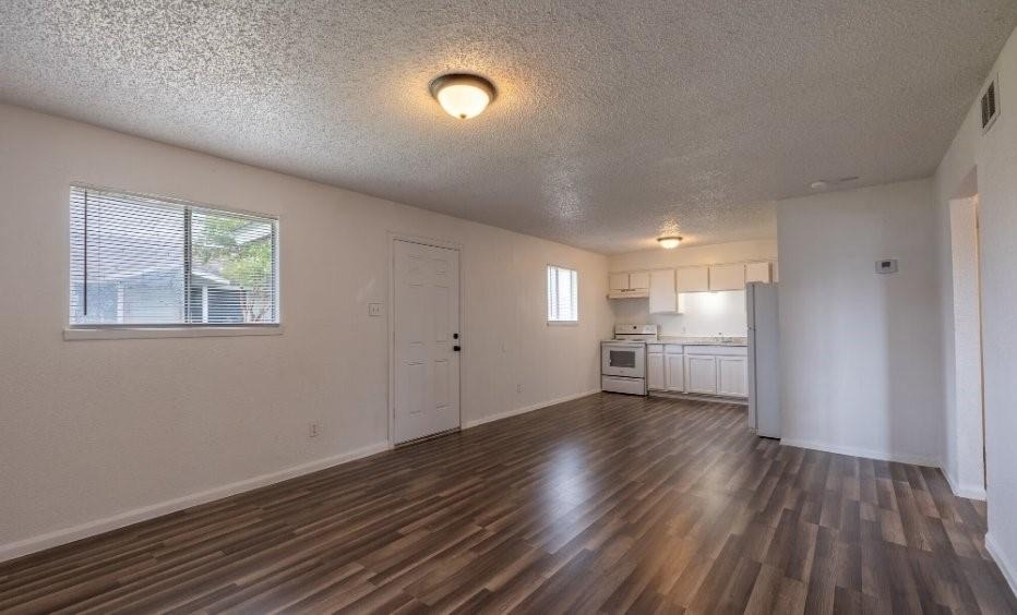 1010 Behmann St - Photo 6