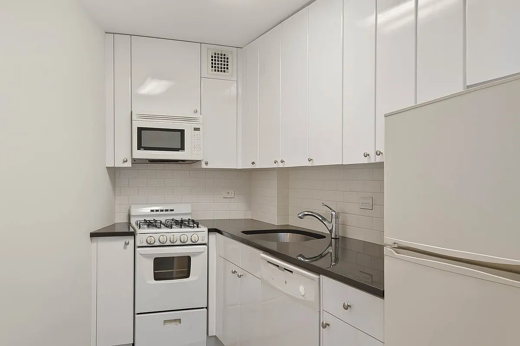 East 46th Street - Photo 4