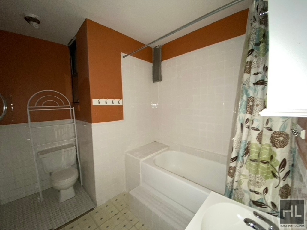 East 9th Street - Photo 3