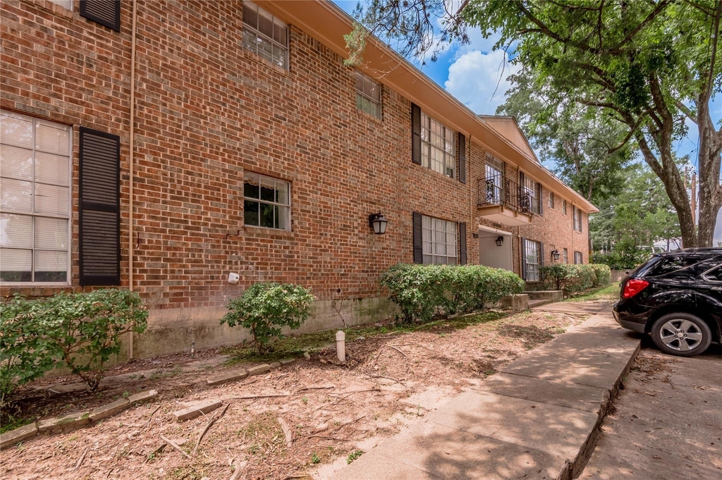 818 University Avenue - Photo 2