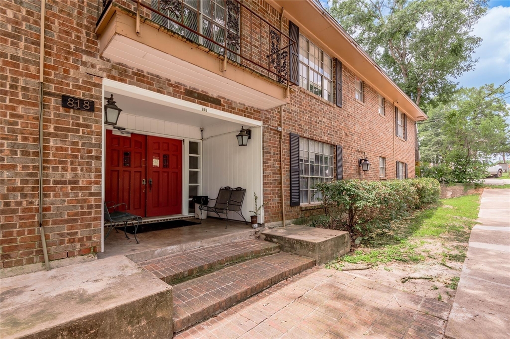 818 University Avenue - Photo 0