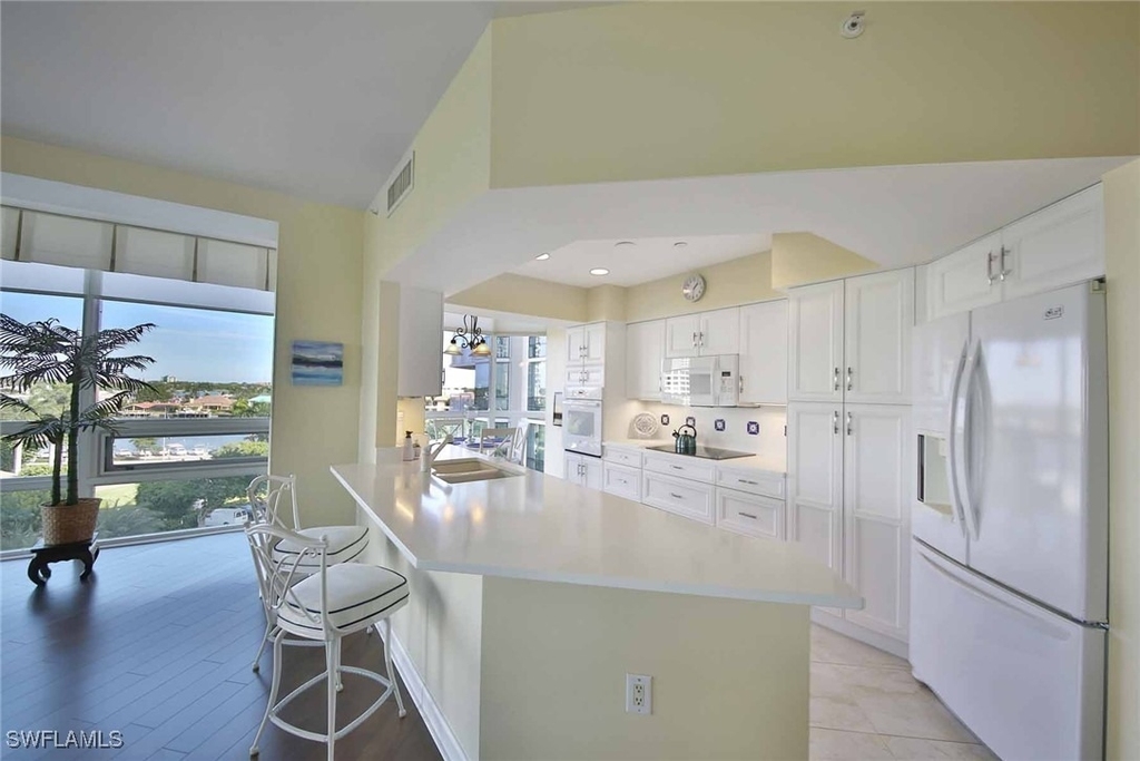 4255 Gulf Shore Boulevard N - Photo 4