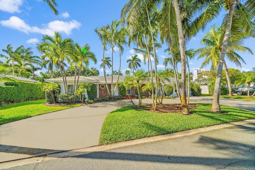 210 Russlyn Drive - Photo 0