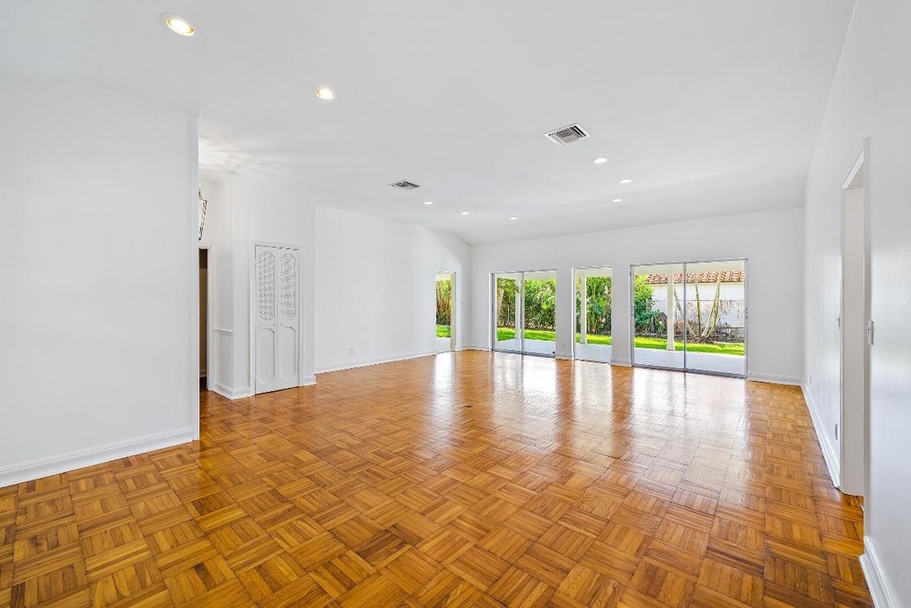 210 Russlyn Drive - Photo 2