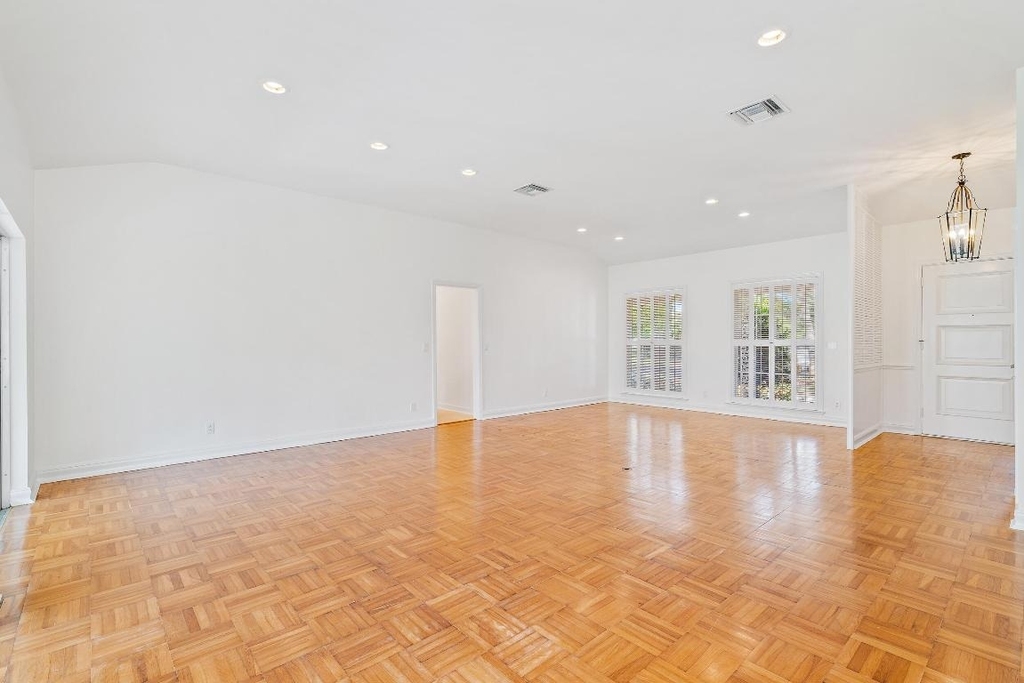 210 Russlyn Drive - Photo 4