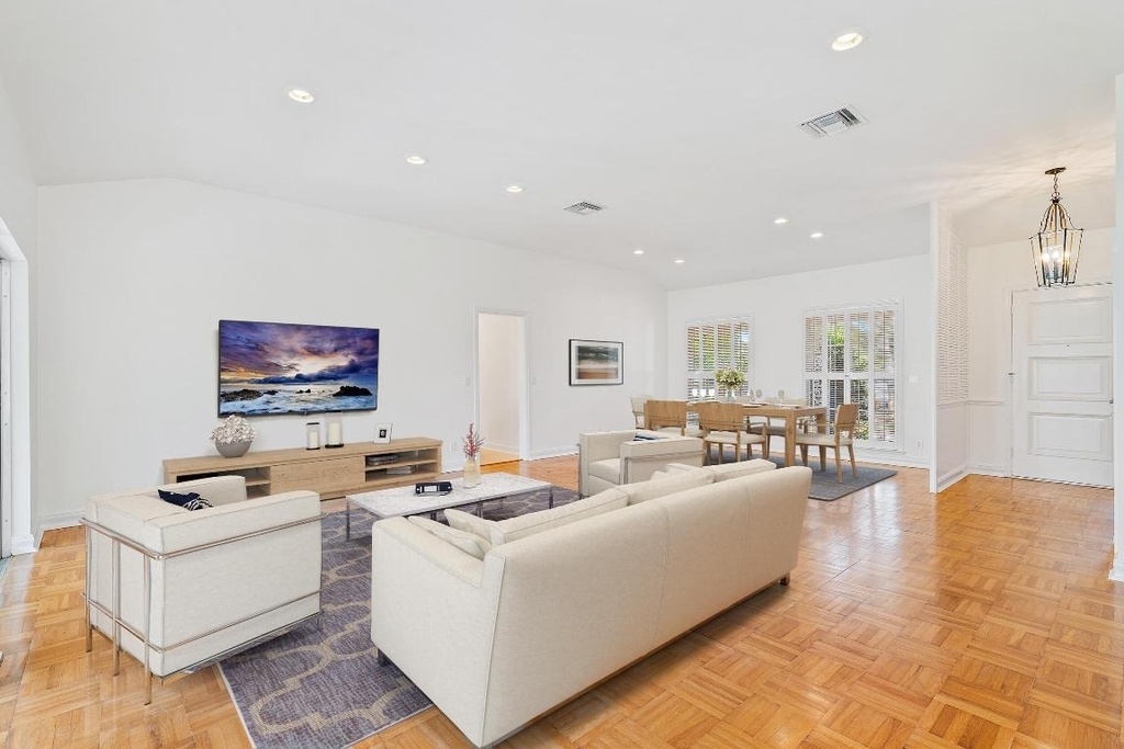 210 Russlyn Drive - Photo 3