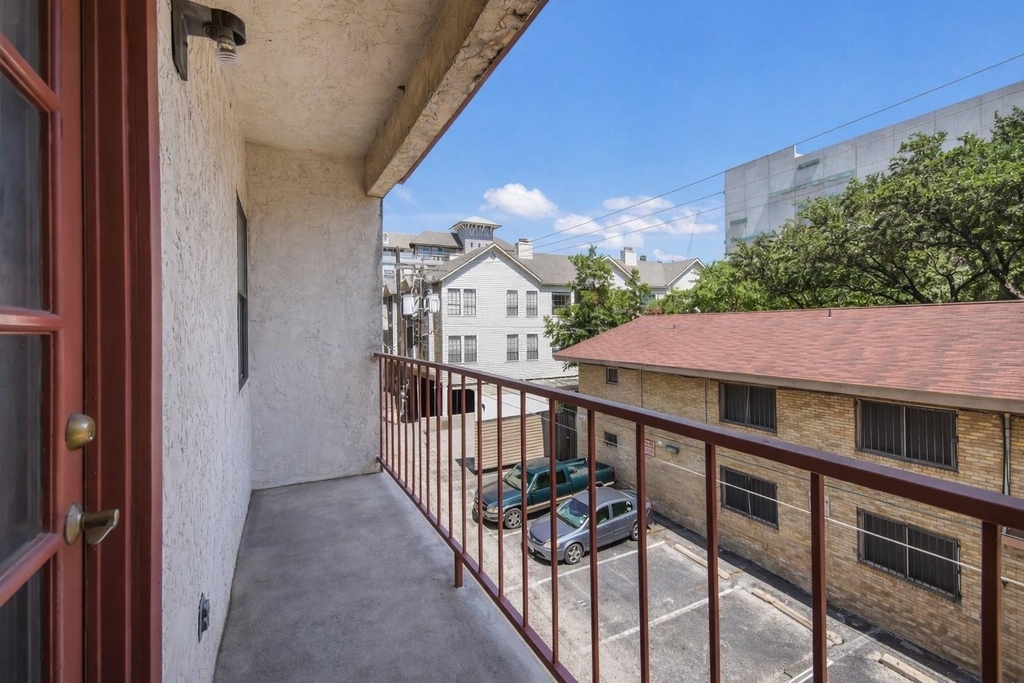706 W 22nd St - Photo 14