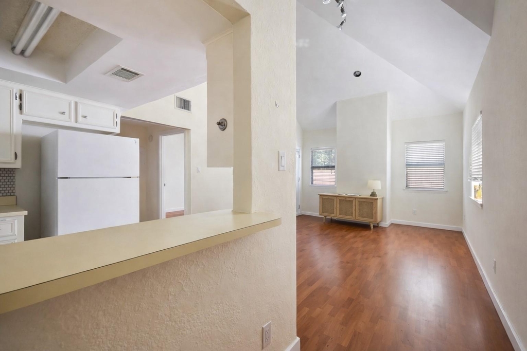 706 W 22nd St - Photo 5