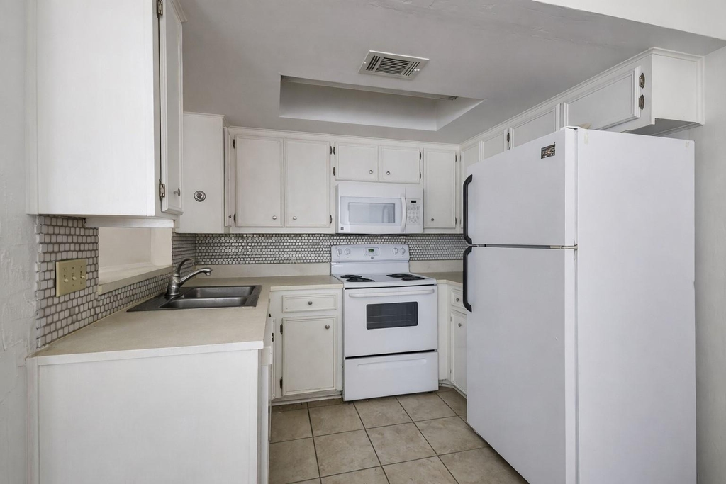 706 W 22nd St - Photo 7