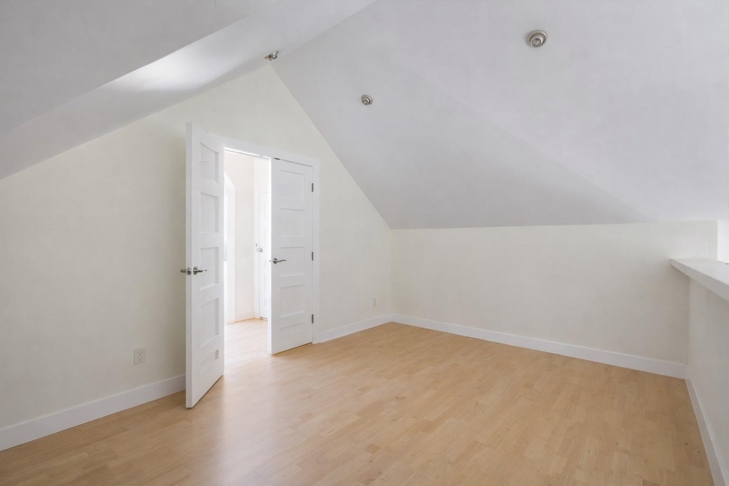 706 W 22nd St - Photo 9