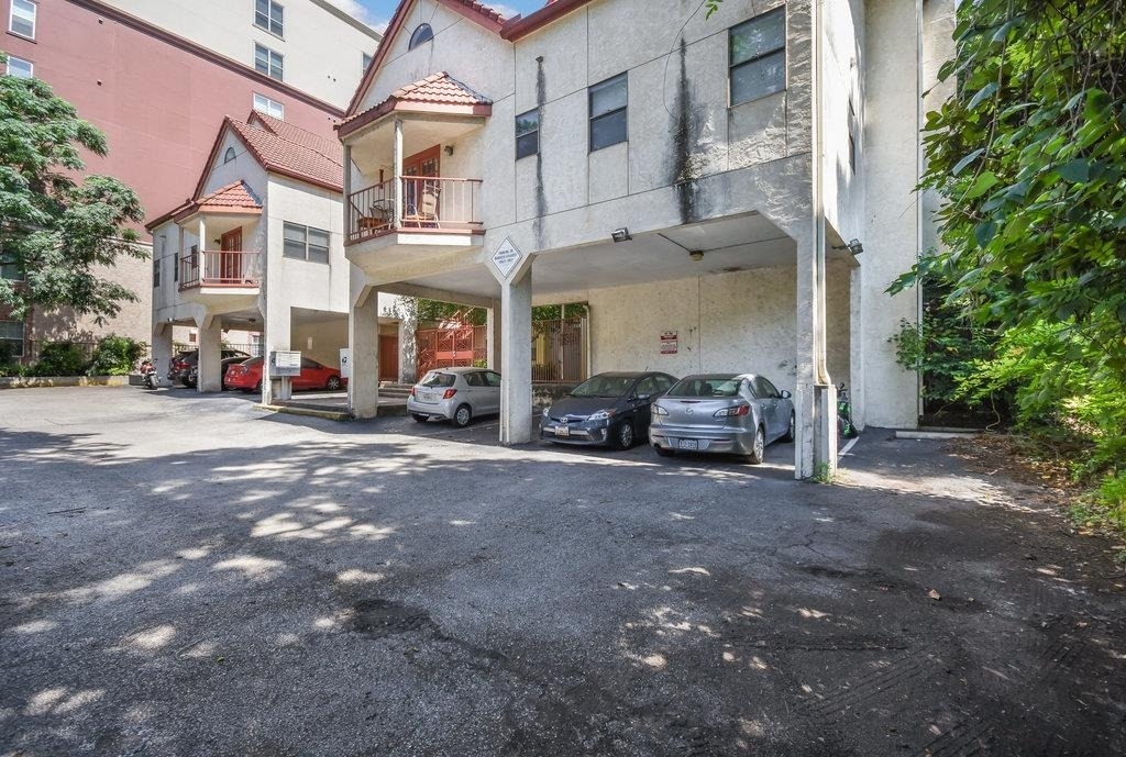 706 W 22nd St - Photo 2