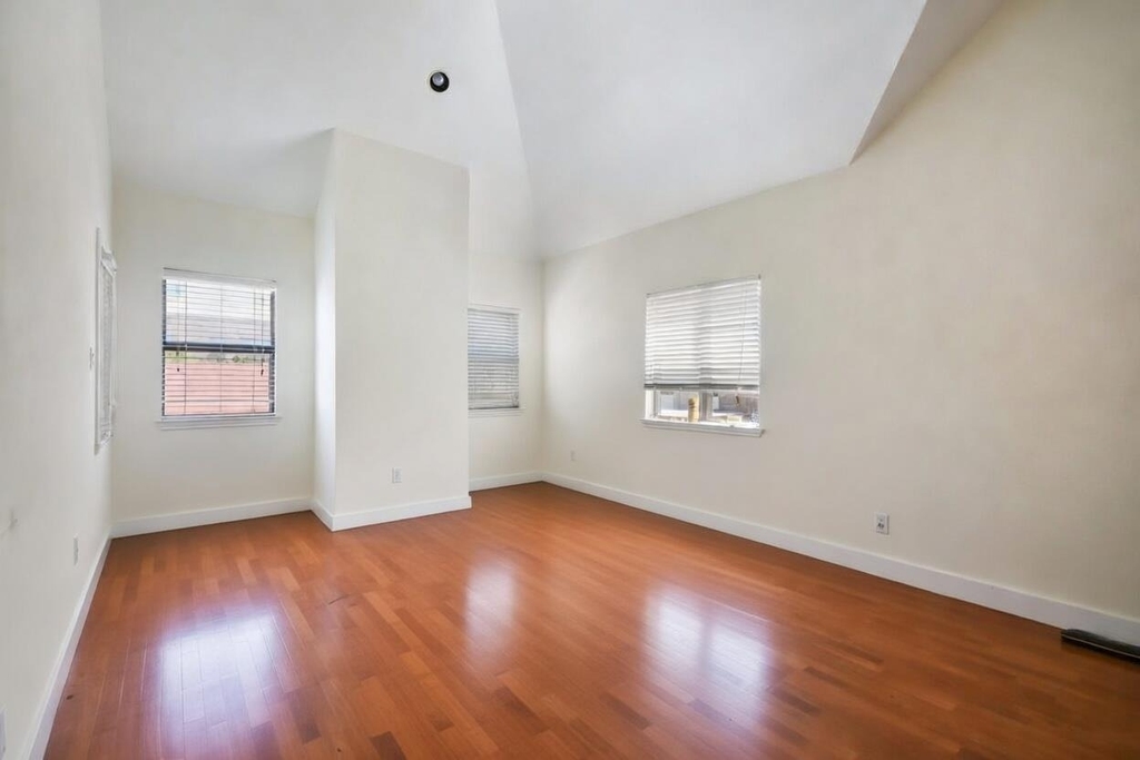 706 W 22nd St - Photo 11