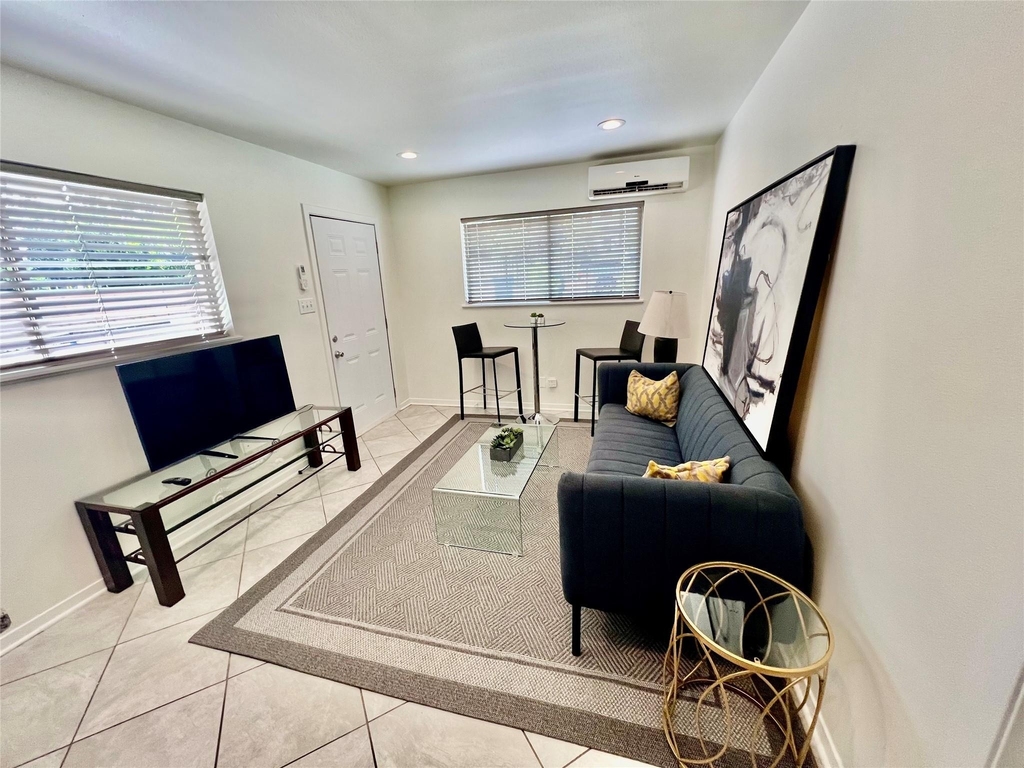 1715 Bluebonnet Ln - Photo 3