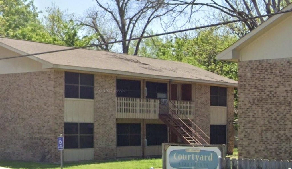 812 E Palestine St - Photo 3