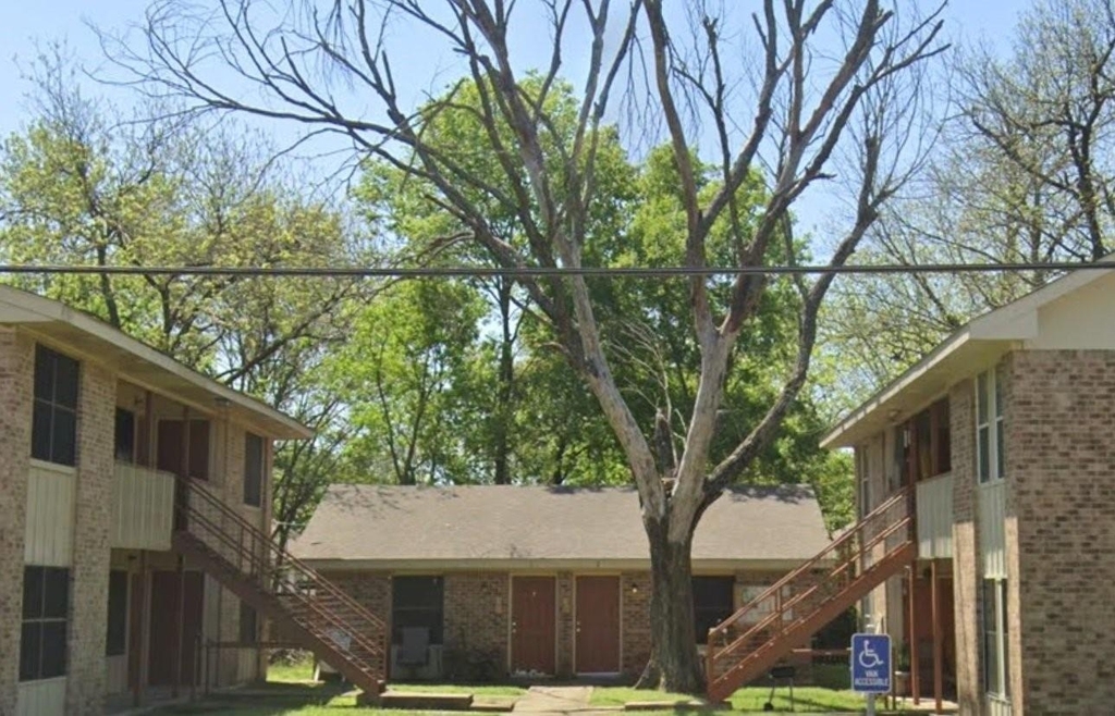 812 E Palestine St - Photo 0