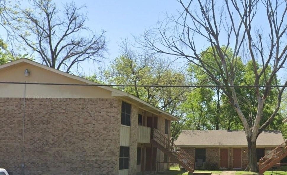 812 E Palestine St - Photo 2
