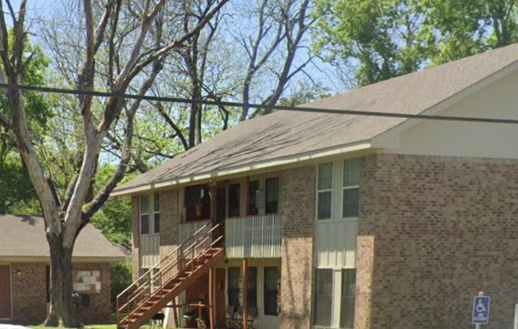 812 E Palestine St - Photo 1