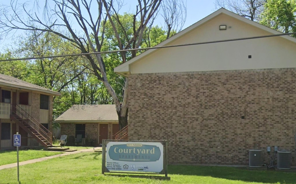 812 E Palestine St - Photo 4