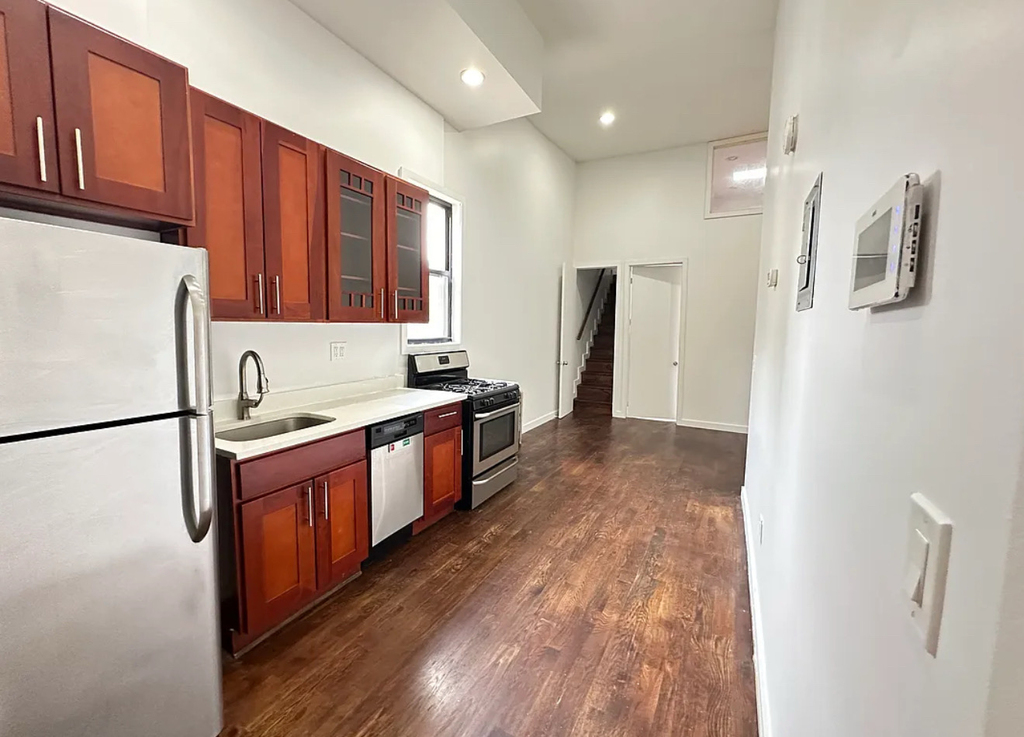 886 Franklin Avenue - Photo 4