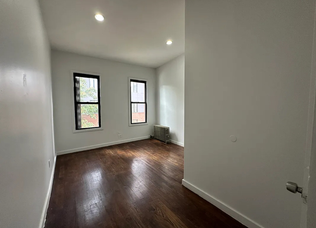 886 Franklin Avenue - Photo 3