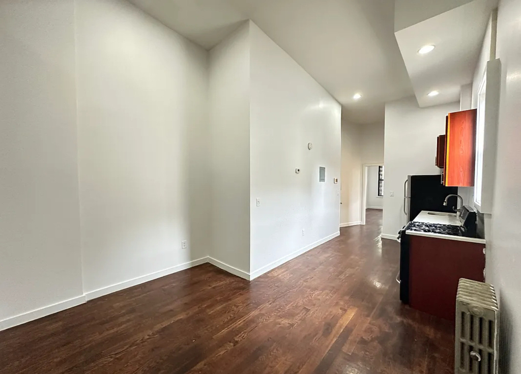 886 Franklin Avenue - Photo 5