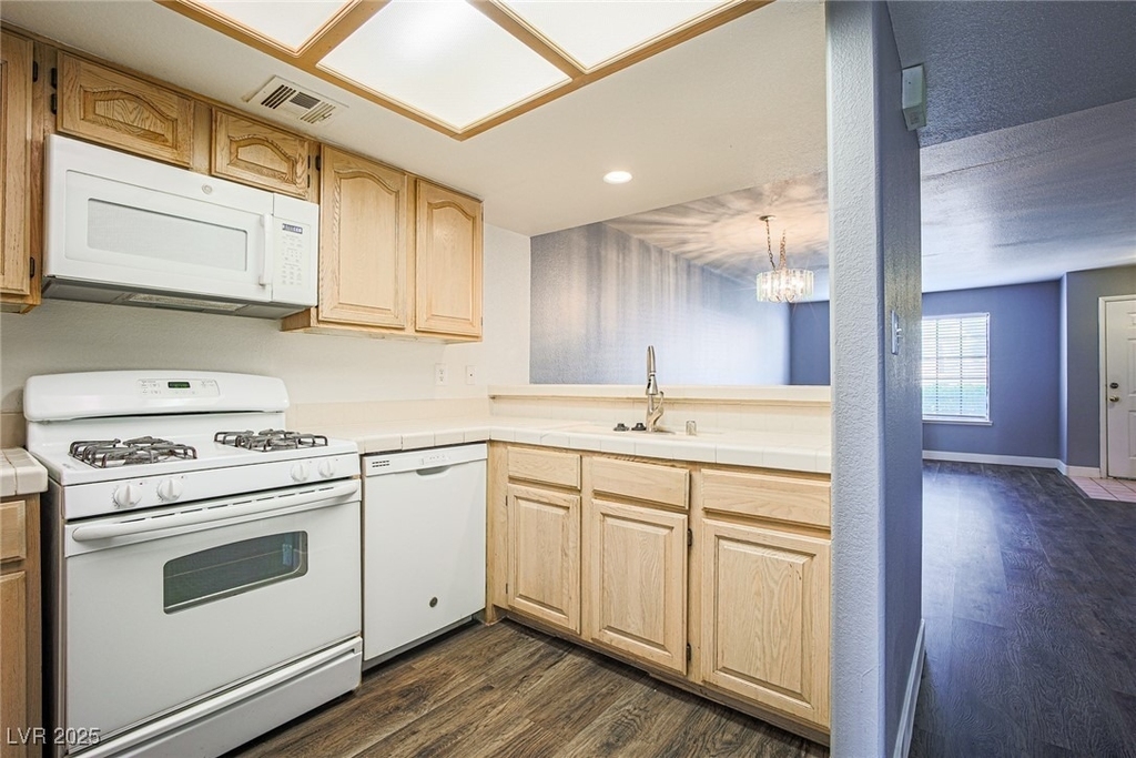 2851 S Valley View Boulevard - Photo 8