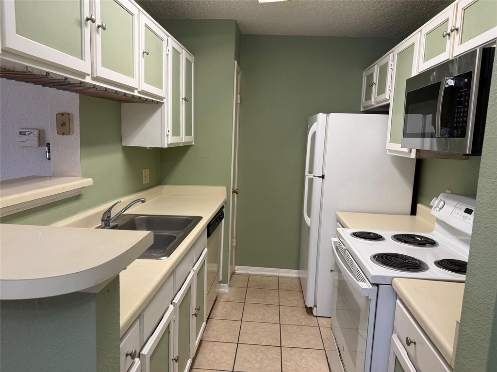 2121 Hepburn Street - Photo 8