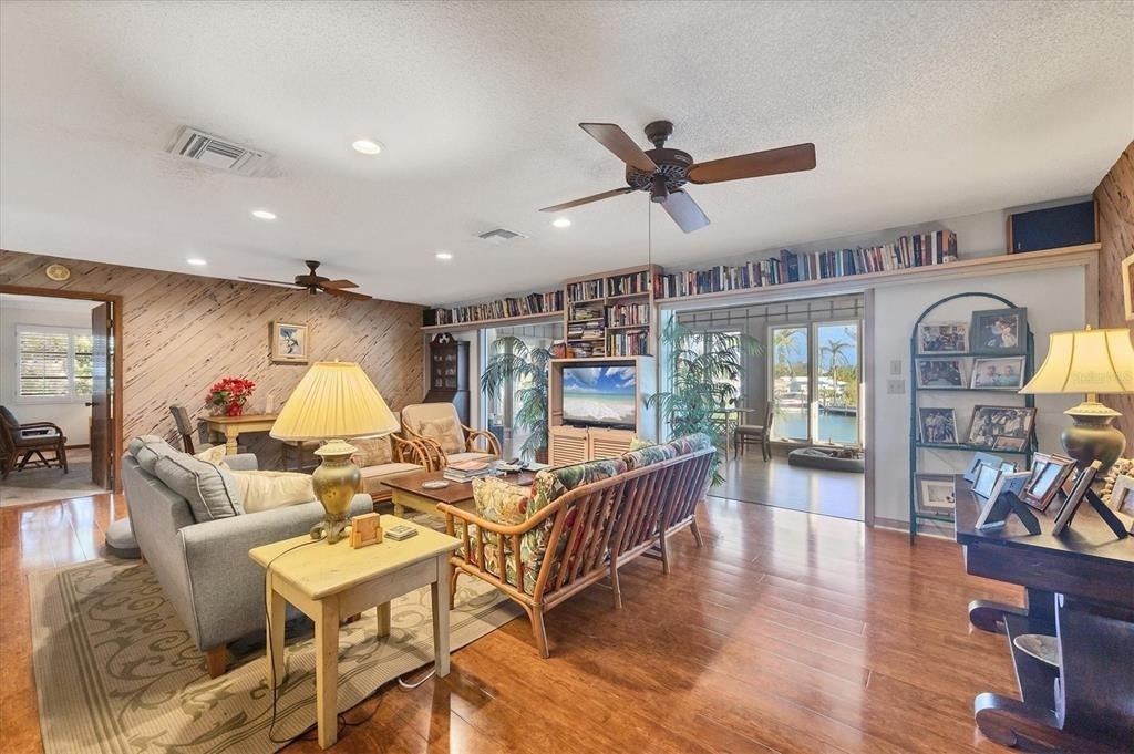 140 Damfino Street - Photo 10
