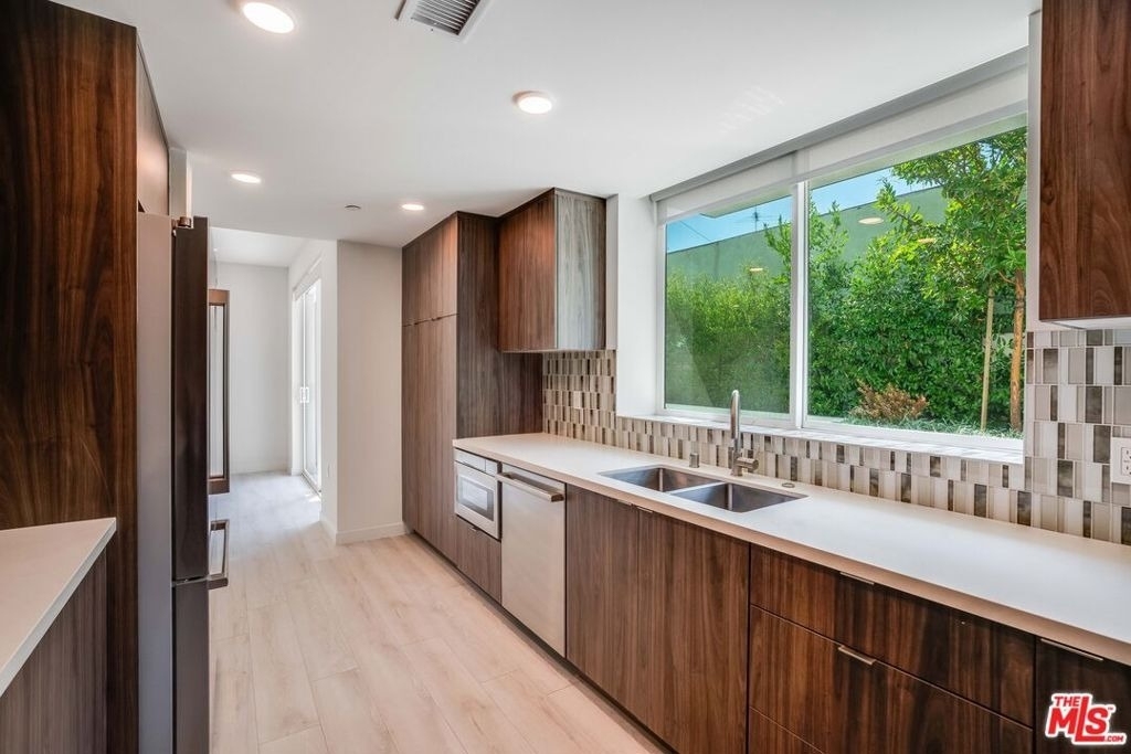 1021 S Shenandoah Street - Photo 3