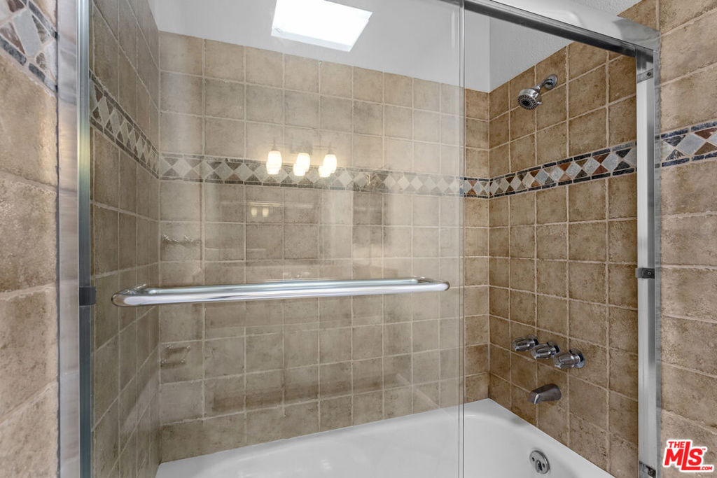 1342 Harvard Street - Photo 9