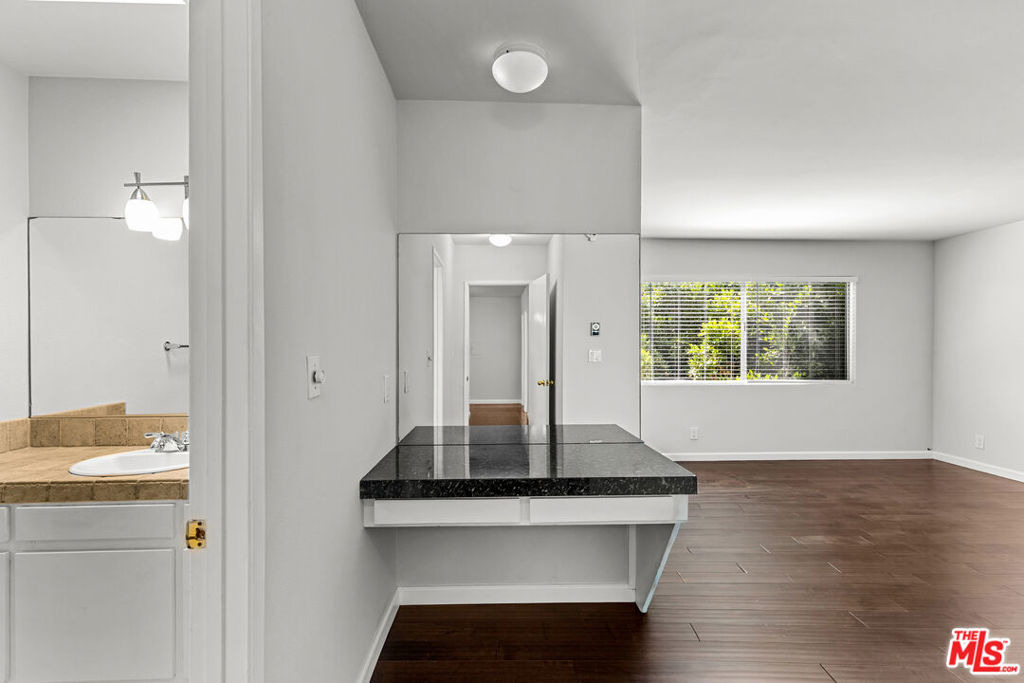 1342 Harvard Street - Photo 7