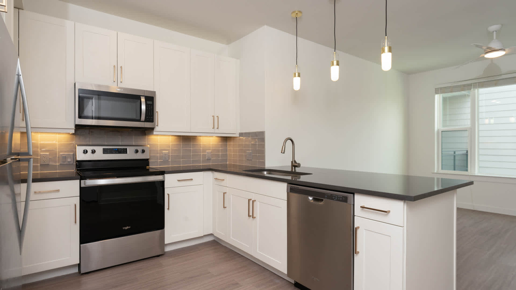 411 W Commerce St - Photo 3