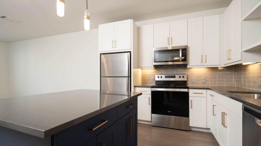 411 W Commerce St - Photo 2