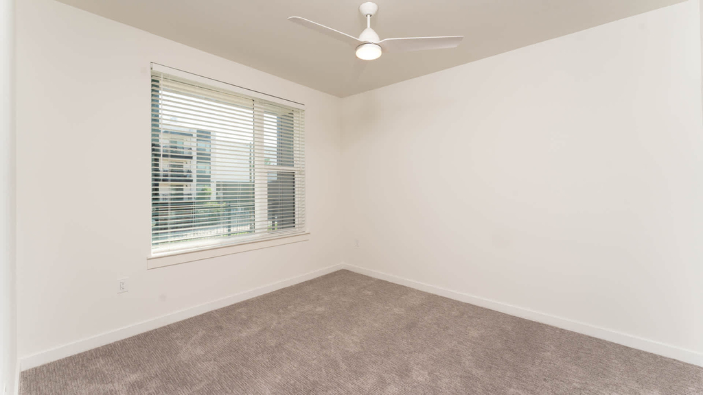 411 W Commerce St - Photo 64