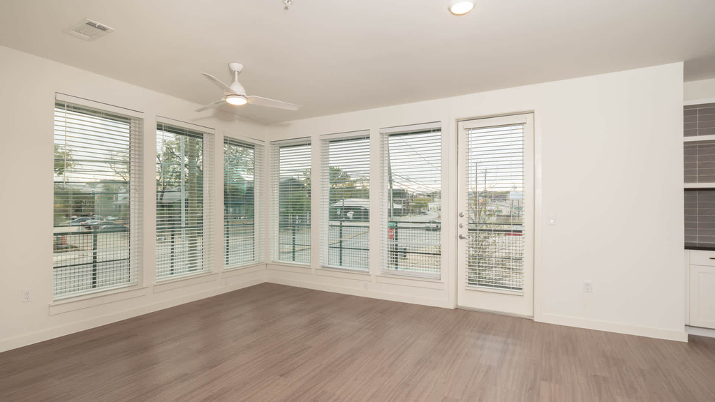 411 W Commerce St - Photo 15