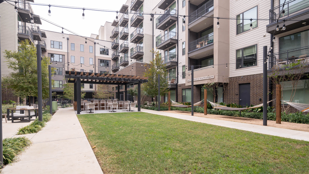 411 W Commerce St - Photo 44