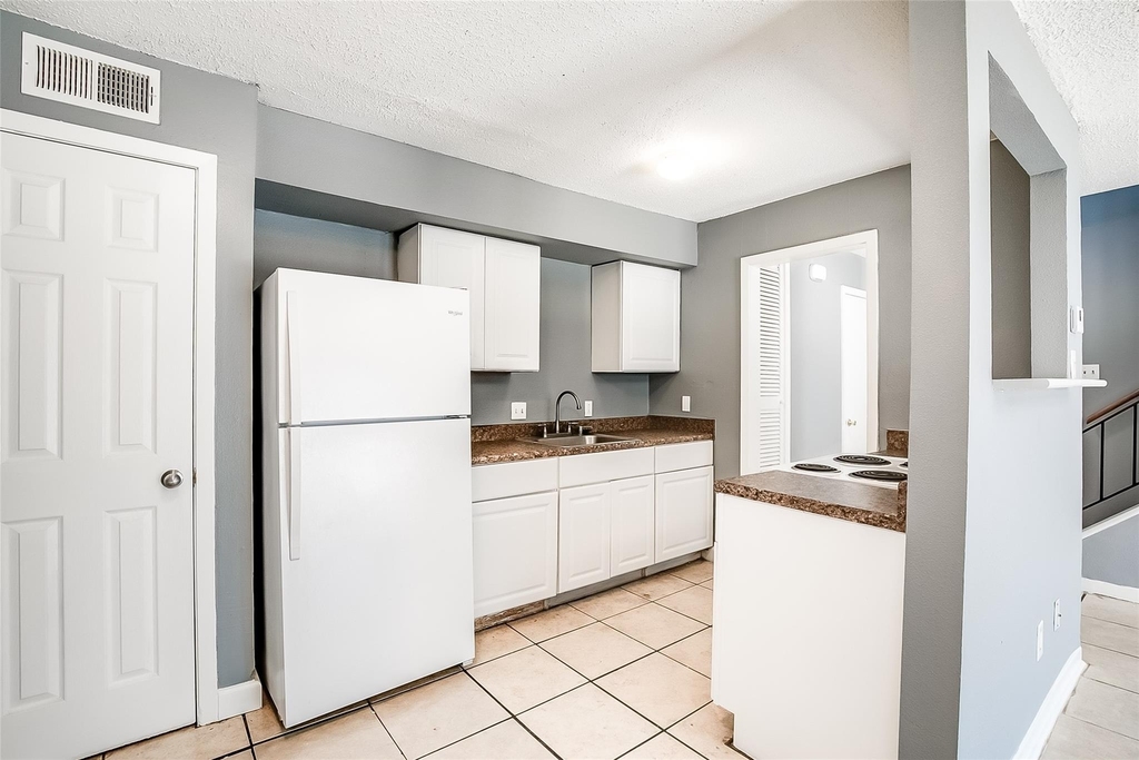 2215 Missionhill Dr - Photo 4