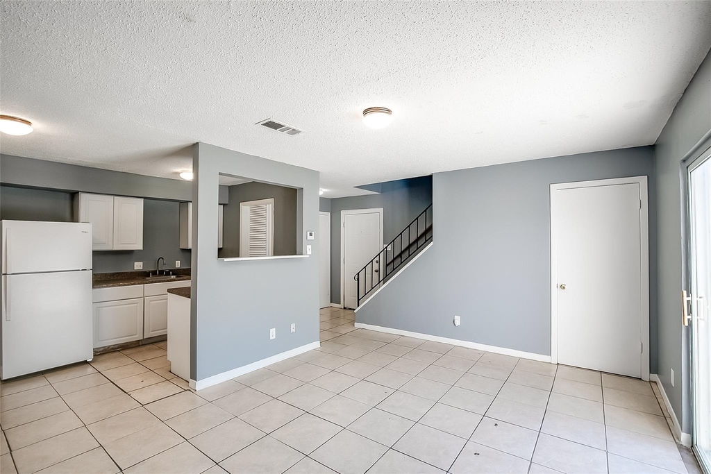 2215 Missionhill Dr - Photo 0