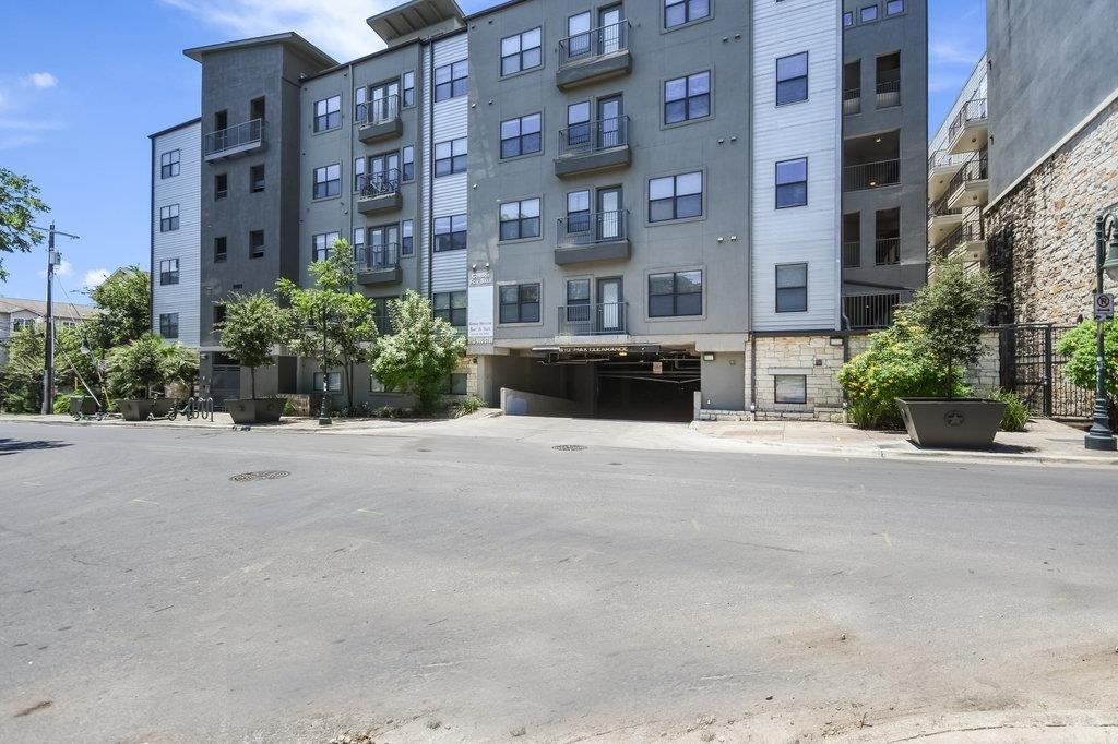 2502 Leon St - Photo 16