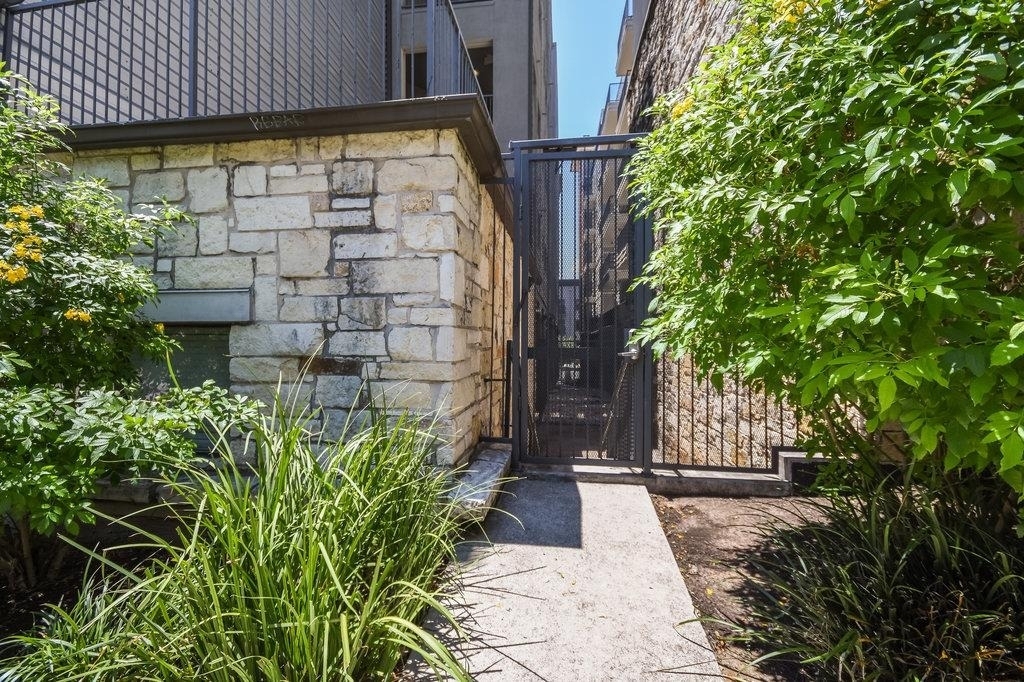 2502 Leon St - Photo 19