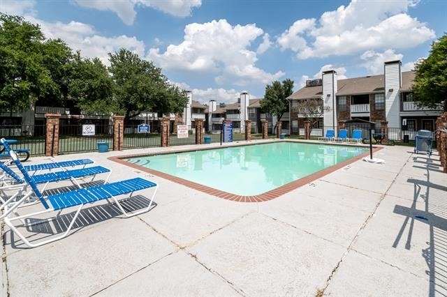 1900 Estrada Parkway - Photo 2