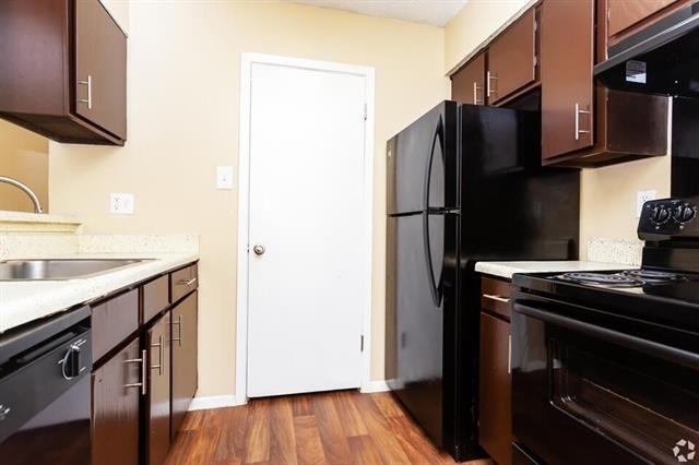 1900 Estrada Parkway - Photo 4