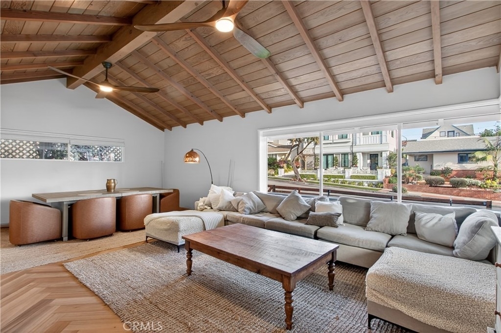 225 Iris Avenue - Photo 5